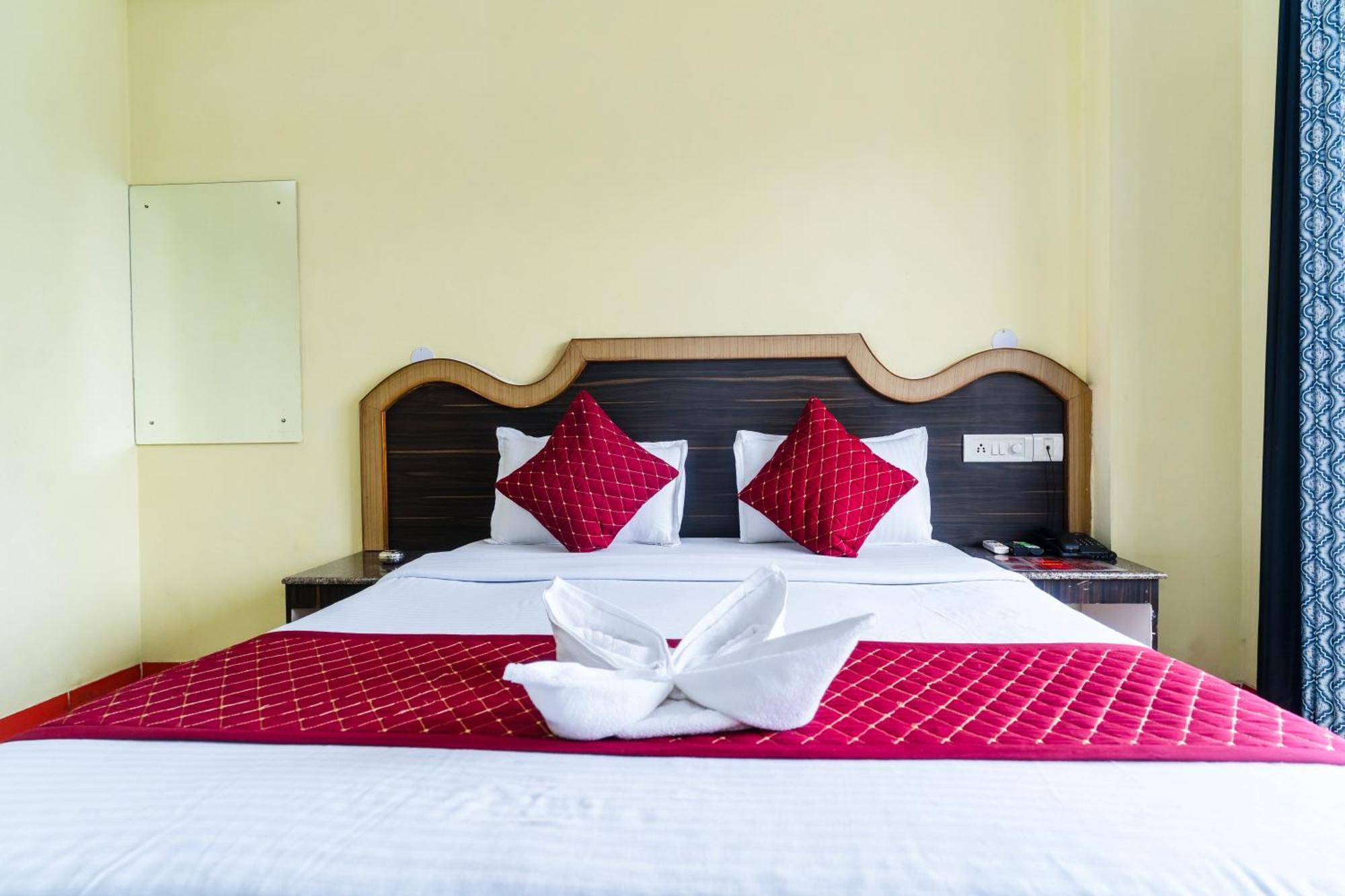 Hotel Niladrii Galaxy Силигури Экстерьер фото